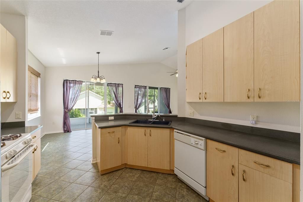 合同活跃: $350,000 (2 贝兹, 2 浴室, 1553 平方英尺)