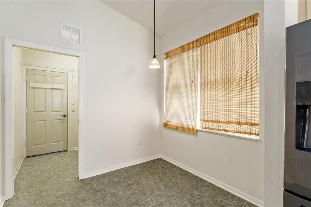 合同活跃: $350,000 (2 贝兹, 2 浴室, 1553 平方英尺)