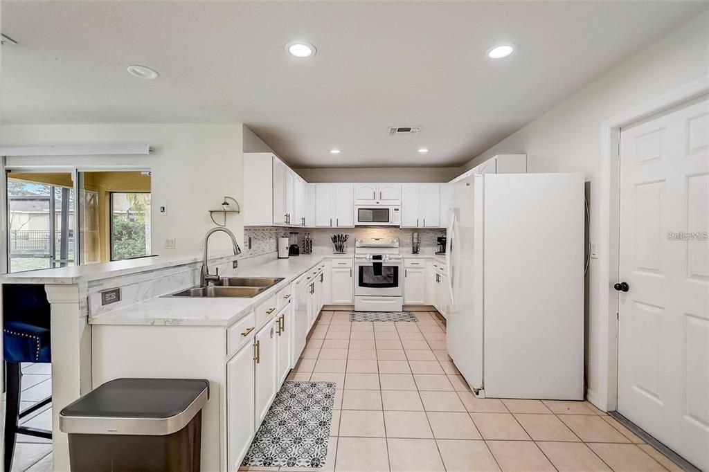 合同活跃: $2,300 (4 贝兹, 3 浴室, 1978 平方英尺)