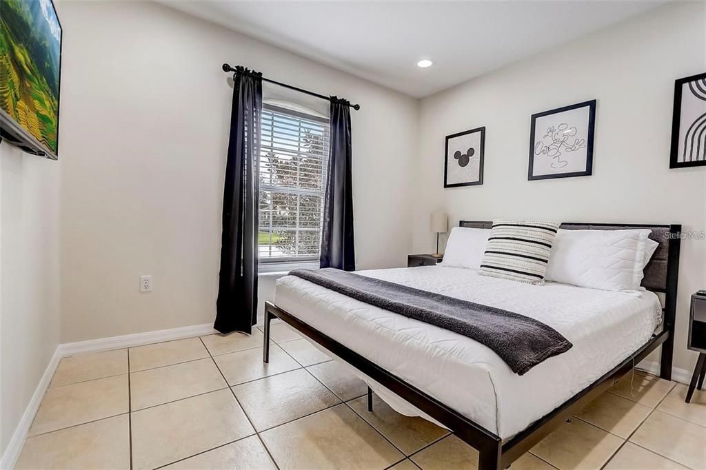 合同活跃: $2,300 (4 贝兹, 3 浴室, 1978 平方英尺)