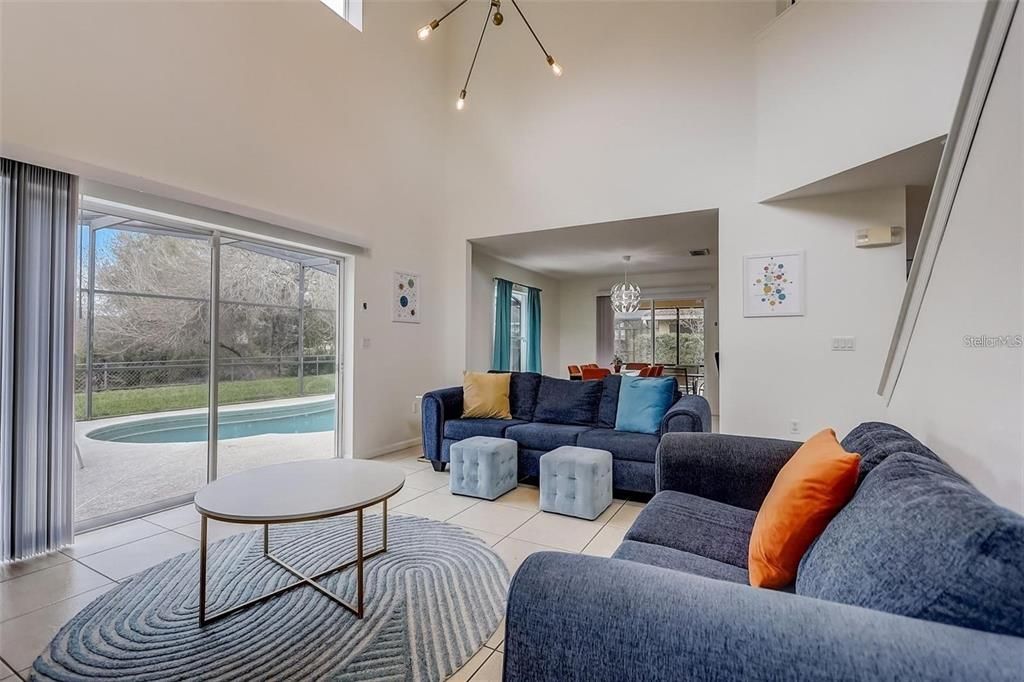 合同活跃: $2,300 (4 贝兹, 3 浴室, 1978 平方英尺)