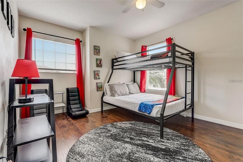 合同活跃: $2,300 (4 贝兹, 3 浴室, 1978 平方英尺)