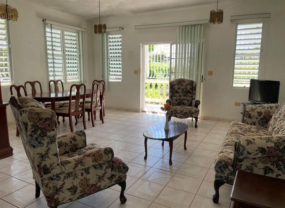 For Sale: $358,000 (3 beds, 2 baths, 1377 Square Feet)