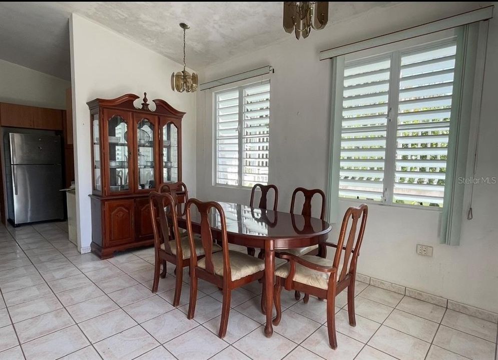 For Sale: $358,000 (3 beds, 2 baths, 1377 Square Feet)