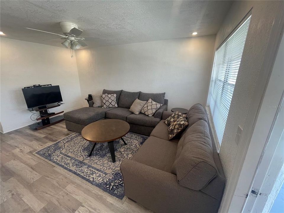 待售: $79,000 (1 贝兹, 1 浴室, 585 平方英尺)