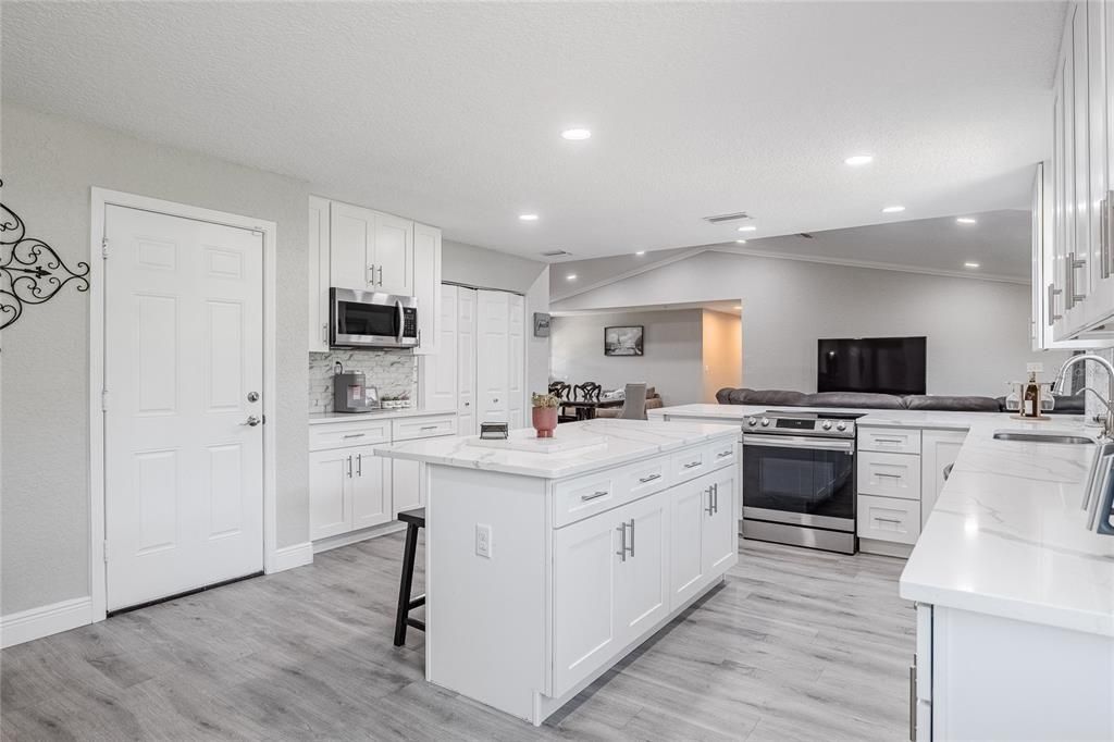 待售: $590,000 (4 贝兹, 2 浴室, 2700 平方英尺)