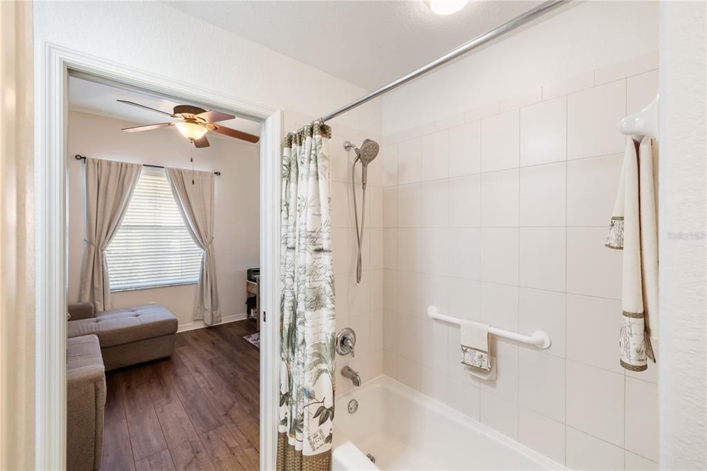 На продажу: $289,000 (2 спален, 2 ванн, 1334 Квадратных фут)