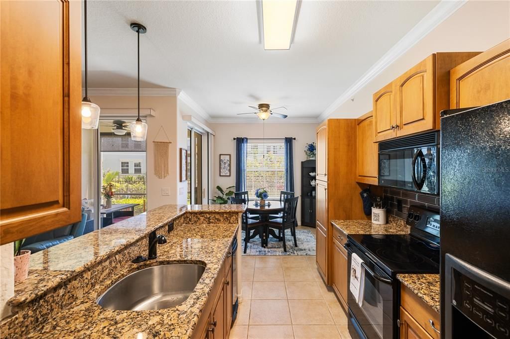 На продажу: $289,000 (2 спален, 2 ванн, 1334 Квадратных фут)