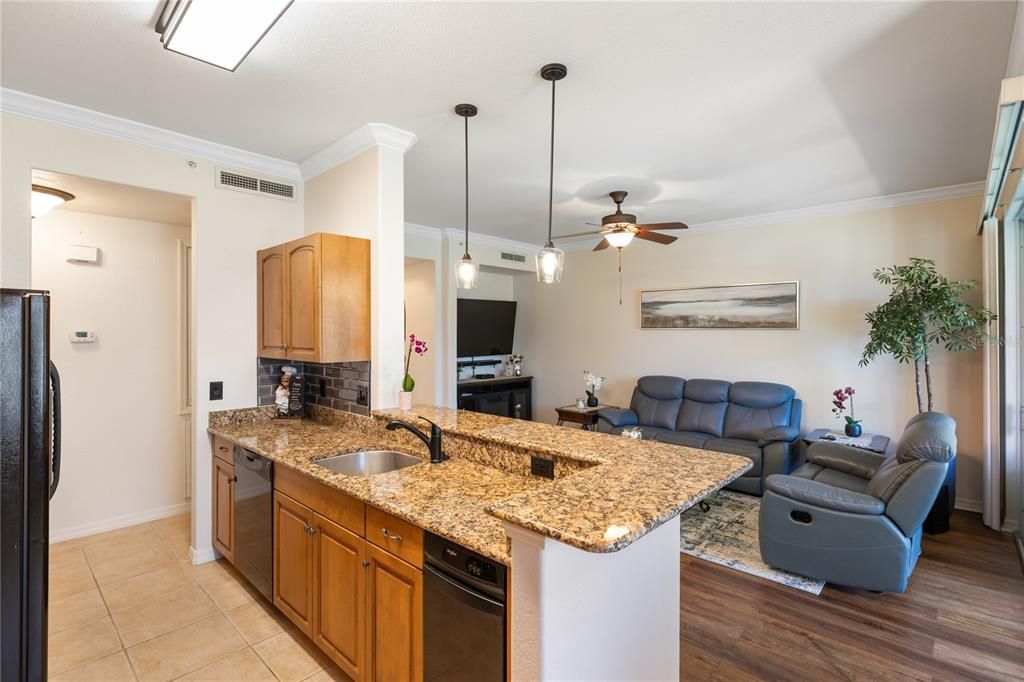 На продажу: $289,000 (2 спален, 2 ванн, 1334 Квадратных фут)