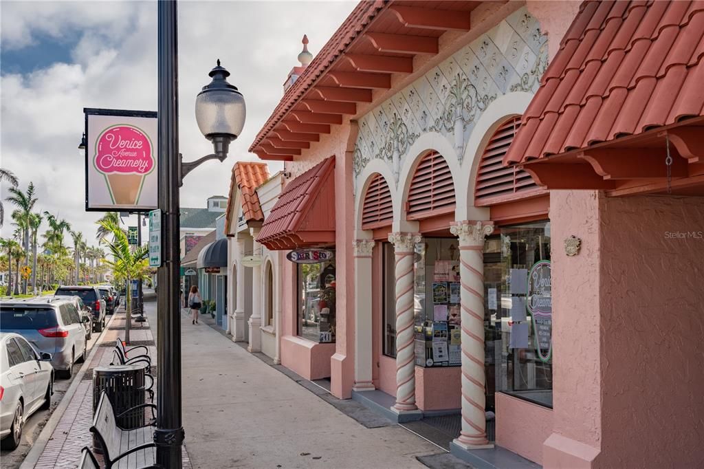 На продажу: $289,000 (2 спален, 2 ванн, 1334 Квадратных фут)