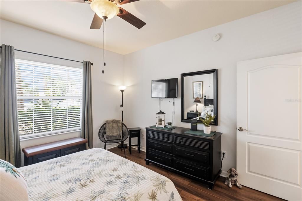 На продажу: $289,000 (2 спален, 2 ванн, 1334 Квадратных фут)