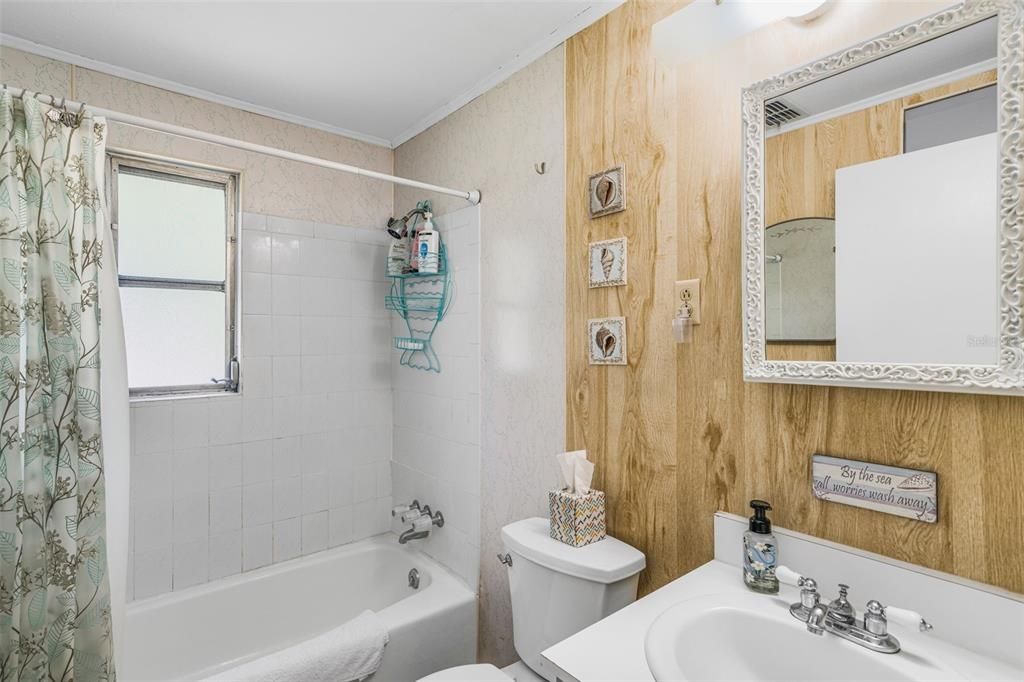 For Sale: $350,000 (2 beds, 1 baths, 720 Square Feet)