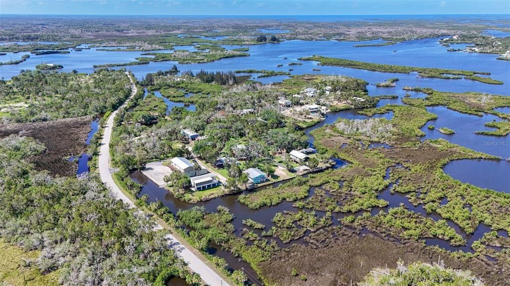 For Sale: $350,000 (2 beds, 1 baths, 720 Square Feet)