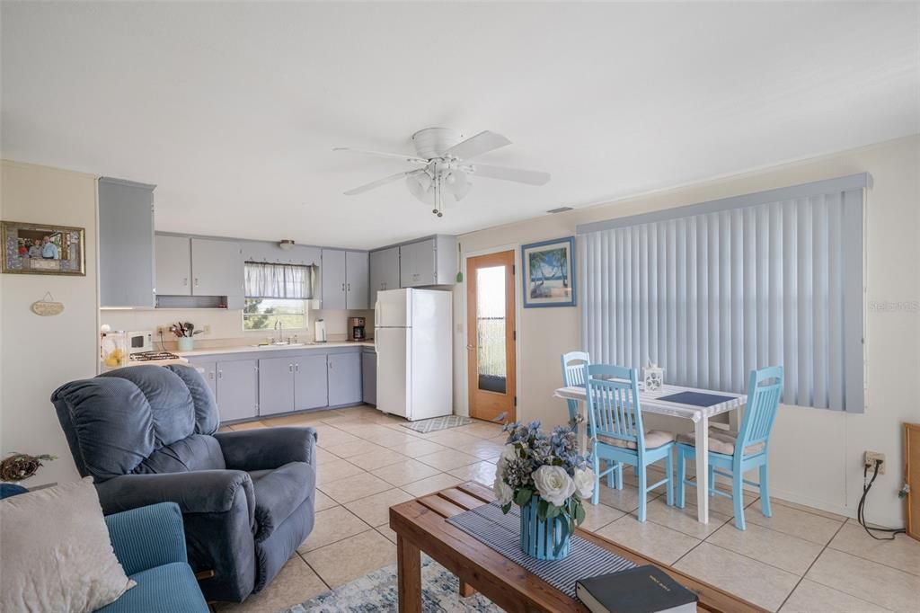 For Sale: $350,000 (2 beds, 1 baths, 720 Square Feet)