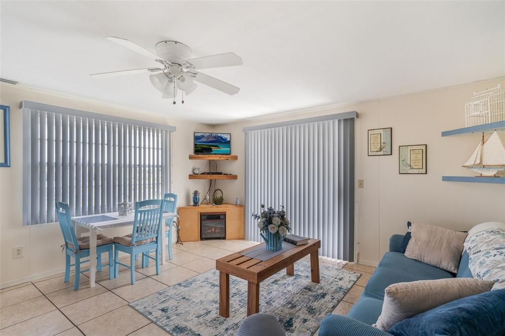 For Sale: $350,000 (2 beds, 1 baths, 720 Square Feet)