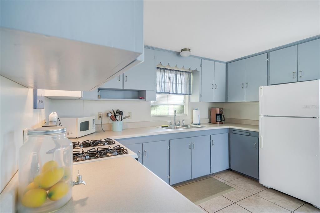 For Sale: $350,000 (2 beds, 1 baths, 720 Square Feet)