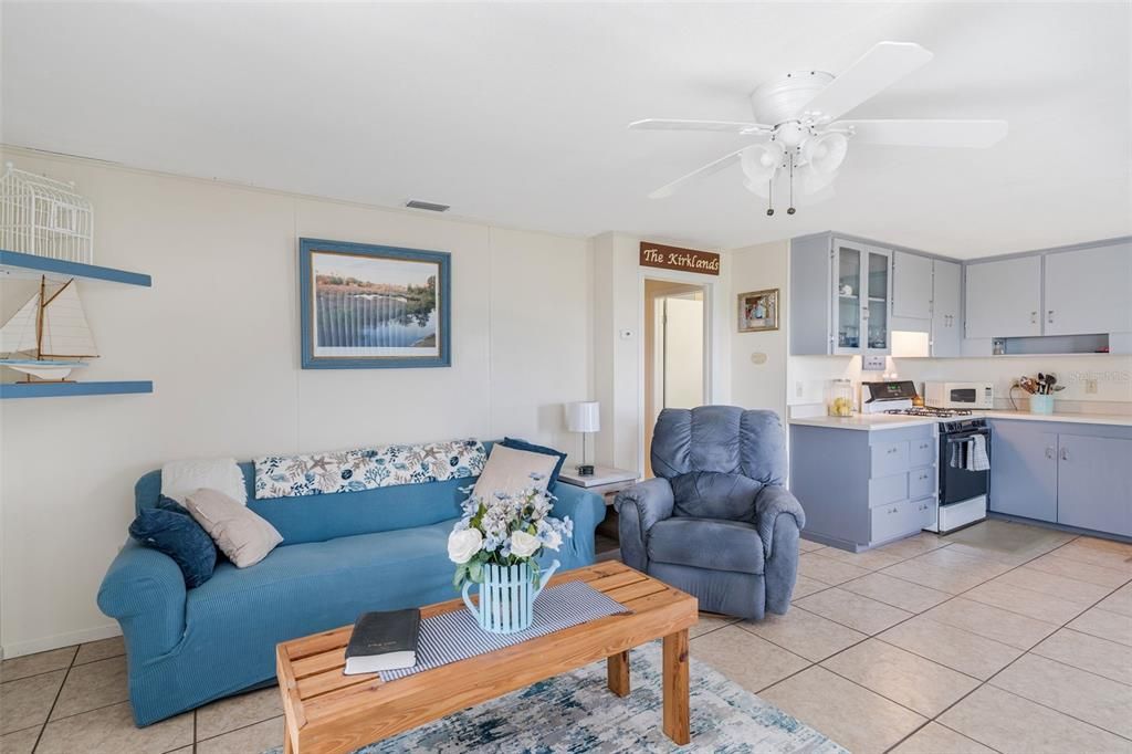 For Sale: $350,000 (2 beds, 1 baths, 720 Square Feet)