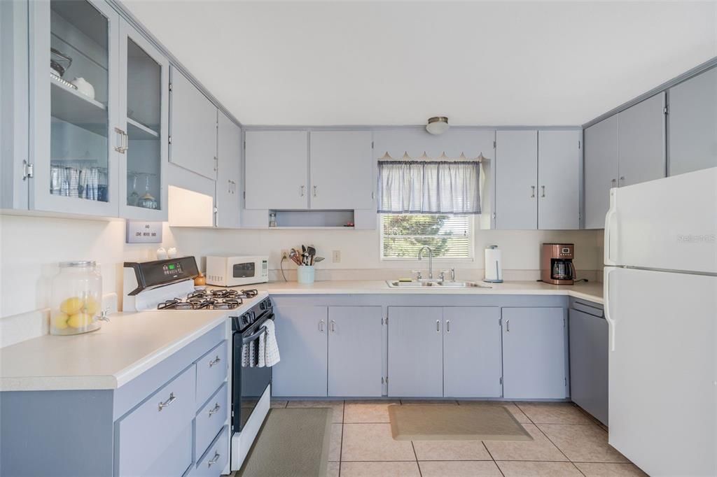 For Sale: $350,000 (2 beds, 1 baths, 720 Square Feet)