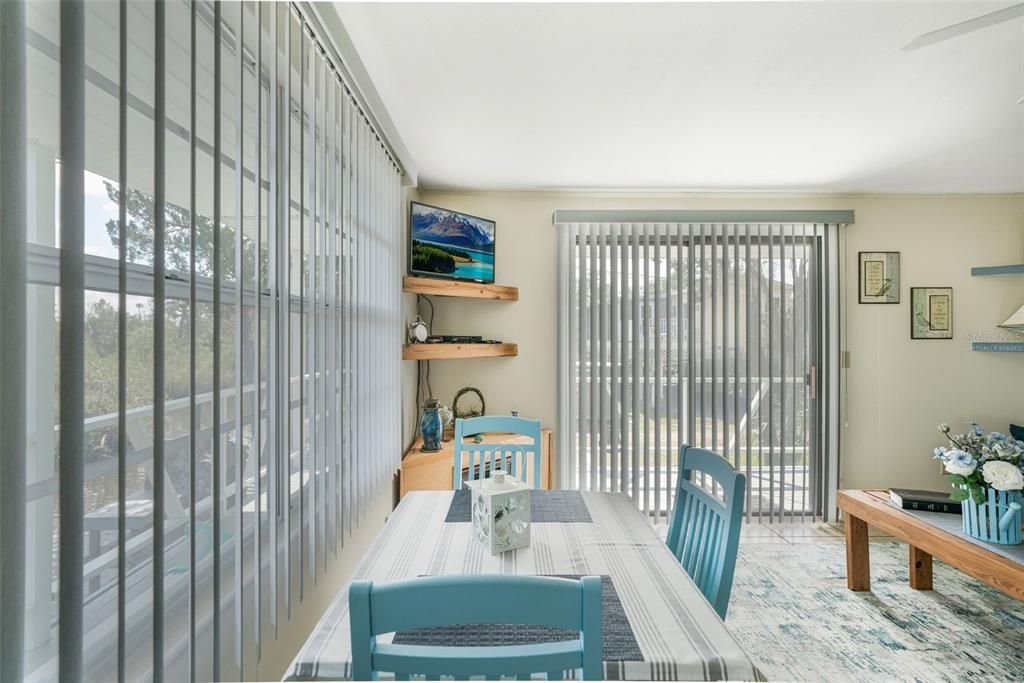 For Sale: $350,000 (2 beds, 1 baths, 720 Square Feet)