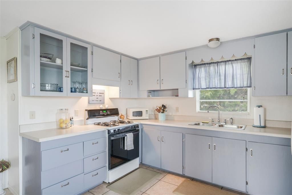 For Sale: $350,000 (2 beds, 1 baths, 720 Square Feet)