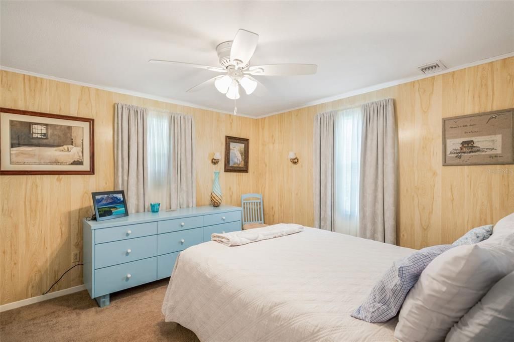 For Sale: $350,000 (2 beds, 1 baths, 720 Square Feet)