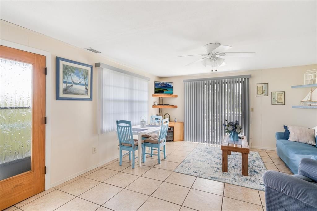 For Sale: $350,000 (2 beds, 1 baths, 720 Square Feet)