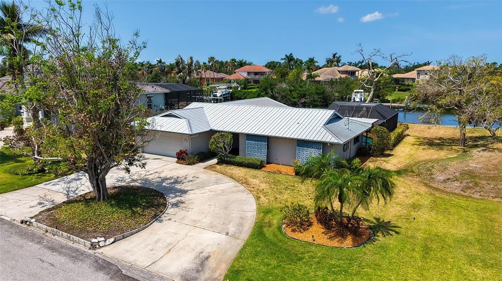 For Sale: $975,000 (4 beds, 2 baths, 1941 Square Feet)