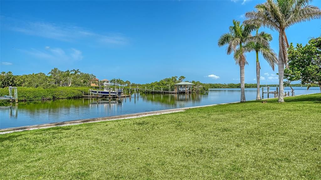 For Sale: $975,000 (4 beds, 2 baths, 1941 Square Feet)