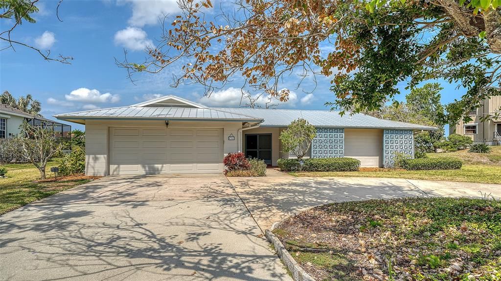 For Sale: $975,000 (4 beds, 2 baths, 1941 Square Feet)