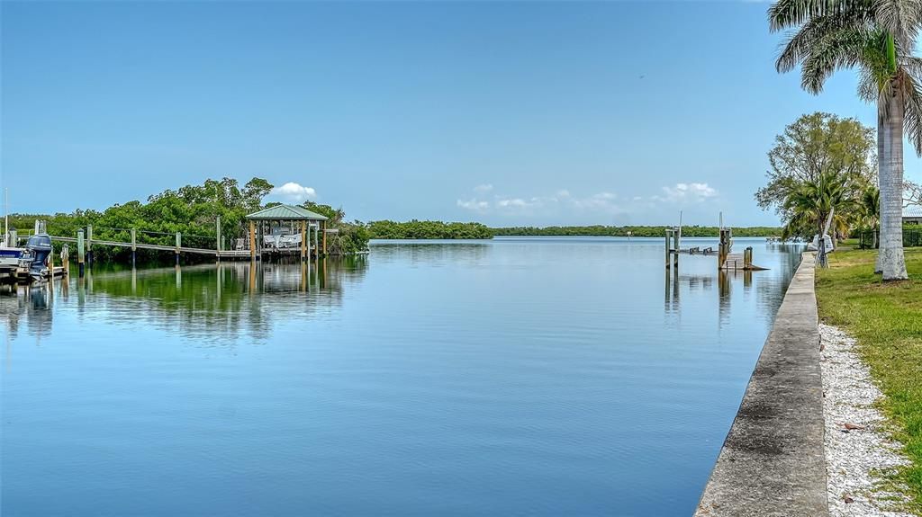 For Sale: $975,000 (4 beds, 2 baths, 1941 Square Feet)