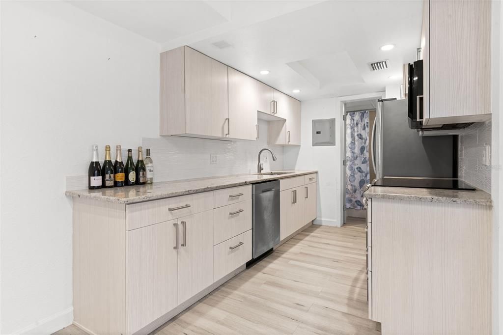 For Sale: $299,900 (1 beds, 1 baths, 470 Square Feet)