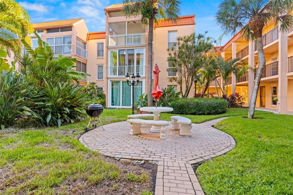 For Sale: $299,900 (1 beds, 1 baths, 470 Square Feet)