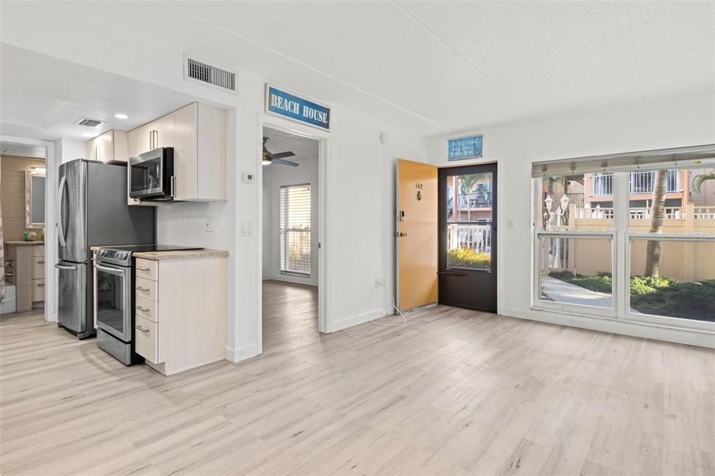 For Sale: $299,900 (1 beds, 1 baths, 470 Square Feet)