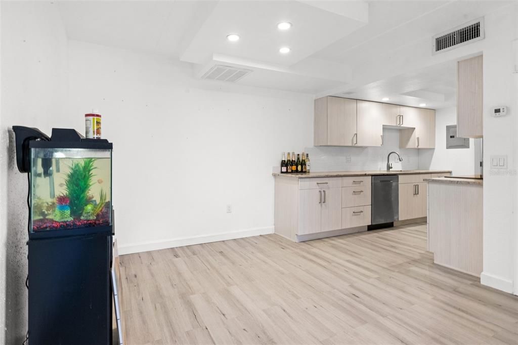 For Sale: $299,900 (1 beds, 1 baths, 470 Square Feet)