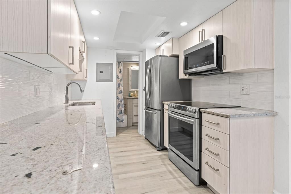 For Sale: $299,900 (1 beds, 1 baths, 470 Square Feet)