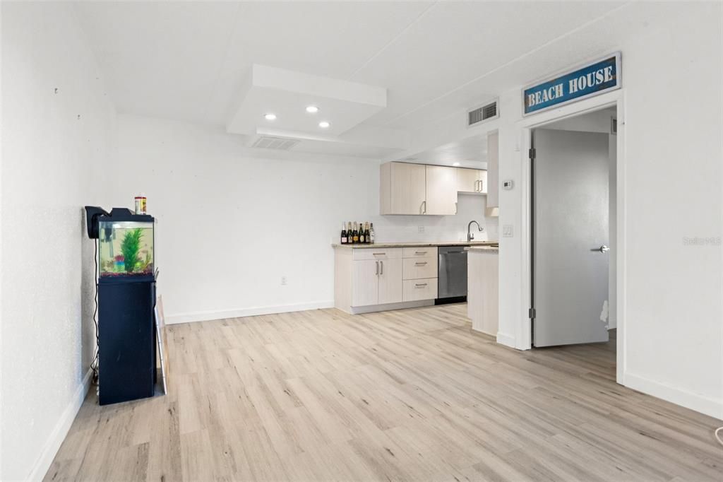 For Sale: $299,900 (1 beds, 1 baths, 470 Square Feet)