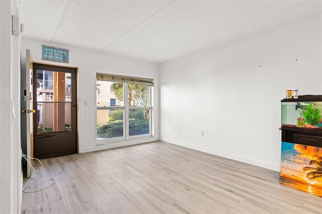 For Sale: $299,900 (1 beds, 1 baths, 470 Square Feet)