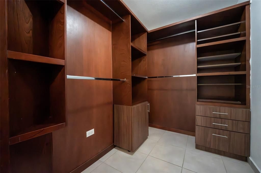 Activo con contrato: $375,000 (3 camas, 2 baños, 1180 Pies cuadrados)