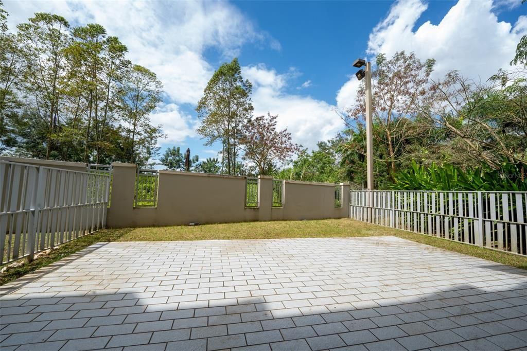 Activo con contrato: $375,000 (3 camas, 2 baños, 1180 Pies cuadrados)