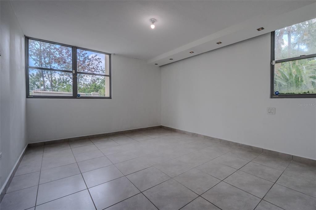 Activo con contrato: $375,000 (3 camas, 2 baños, 1180 Pies cuadrados)