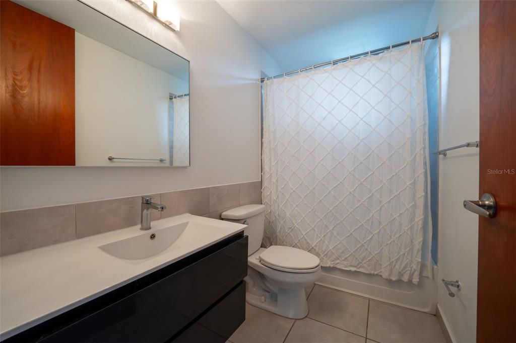 Activo con contrato: $375,000 (3 camas, 2 baños, 1180 Pies cuadrados)