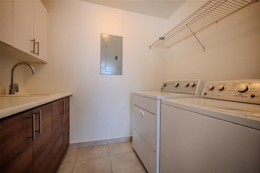 Activo con contrato: $375,000 (3 camas, 2 baños, 1180 Pies cuadrados)