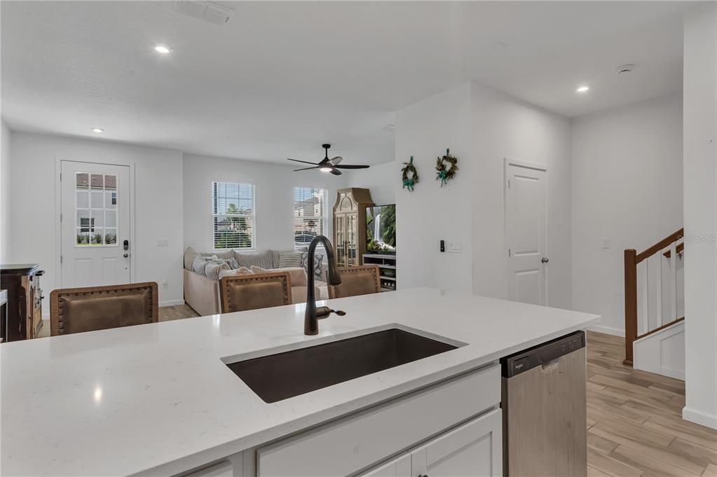 На продажу: $389,900 (3 спален, 2 ванн, 1664 Квадратных фут)