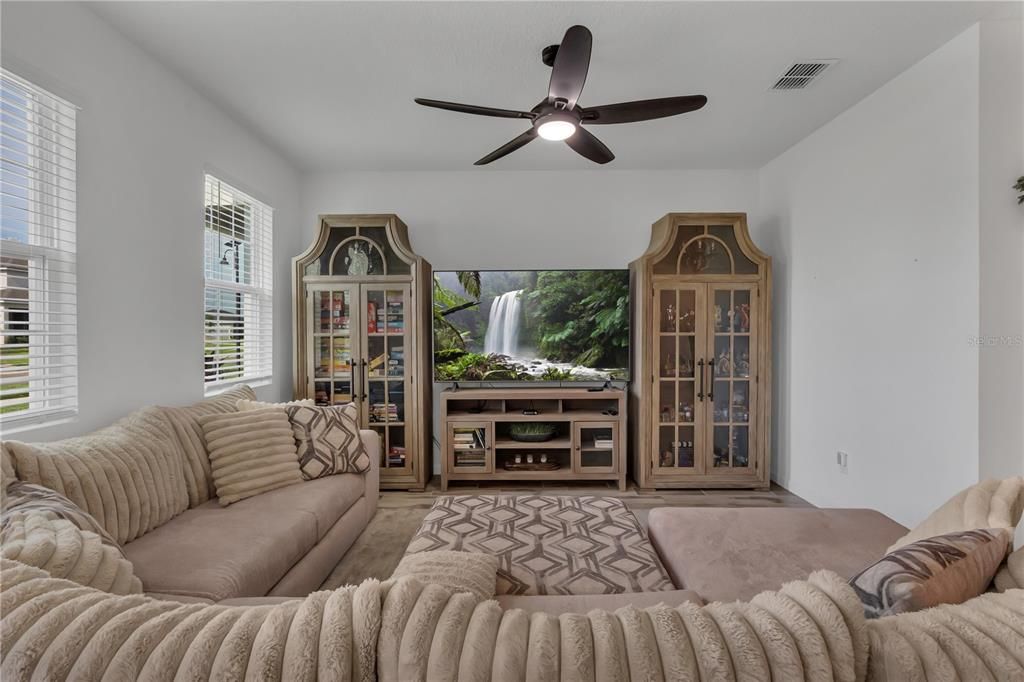 На продажу: $389,900 (3 спален, 2 ванн, 1664 Квадратных фут)