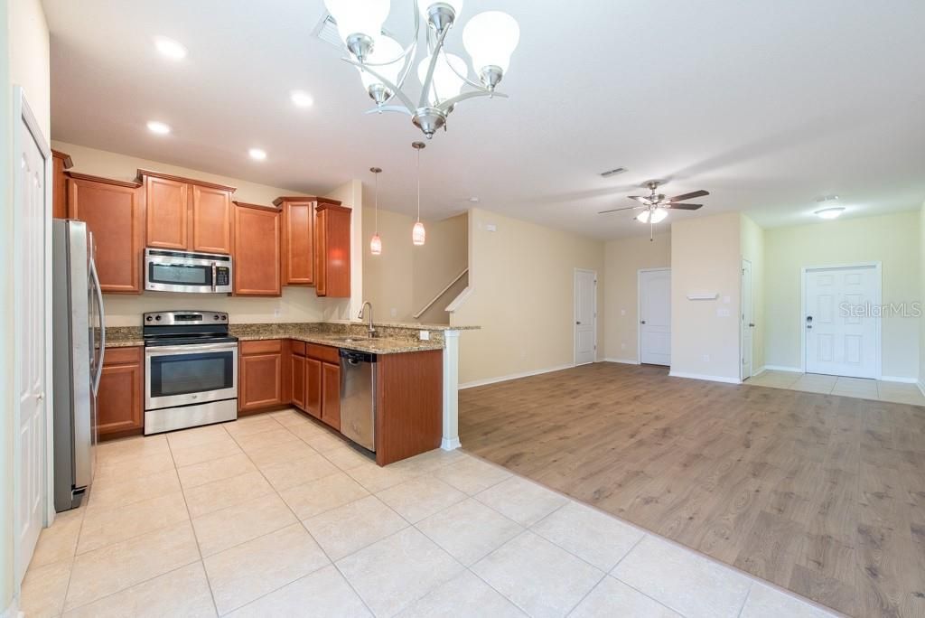 Activo con contrato: $239,000 (3 camas, 2 baños, 1666 Pies cuadrados)