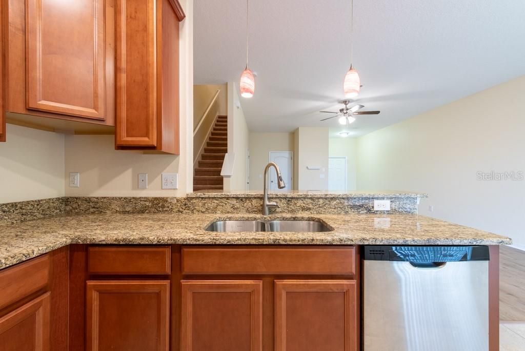 Activo con contrato: $239,000 (3 camas, 2 baños, 1666 Pies cuadrados)