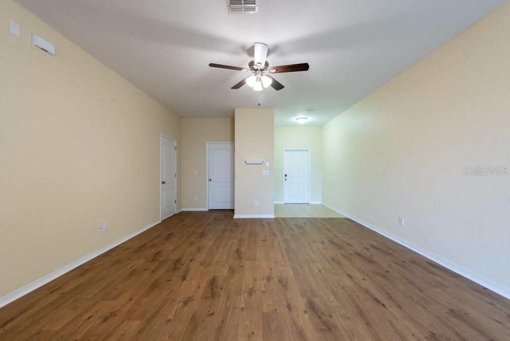 Activo con contrato: $239,000 (3 camas, 2 baños, 1666 Pies cuadrados)