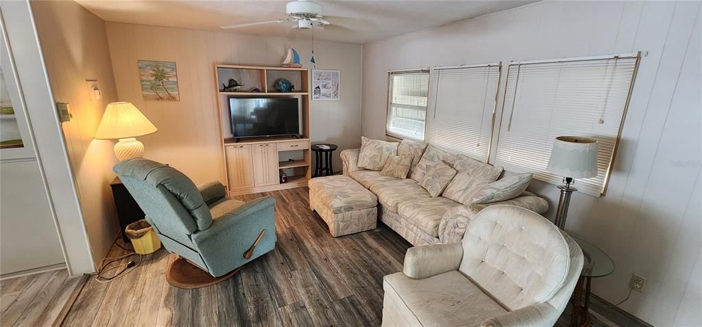 Под контрактом: $79,900 (2 спален, 1 ванн, 876 Квадратных фут)