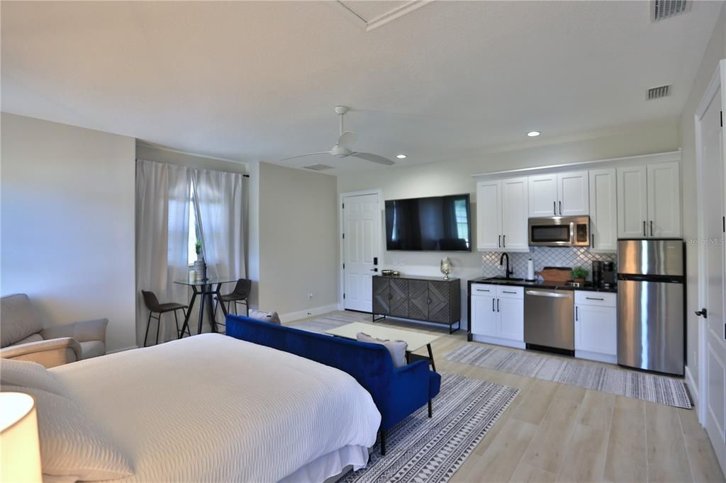 For Sale: $2,999,999 (6 beds, 5 baths, 6116 Square Feet)