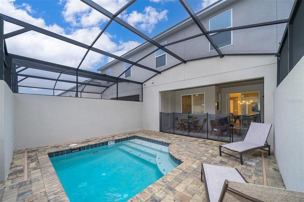 合同活跃: $2,950 (4 贝兹, 4 浴室, 2145 平方英尺)